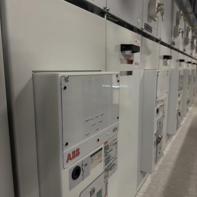 Pannelli ABB di distribuzione elettrica in un locale tecnico.