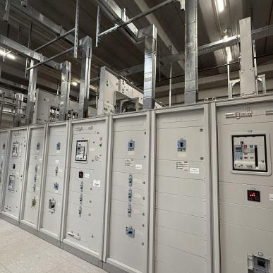 Pannelli elettrici industriali con strumentazione e interruttori installati in una sala tecnica.